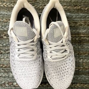 White/Grey Nike Zoom Sneaker